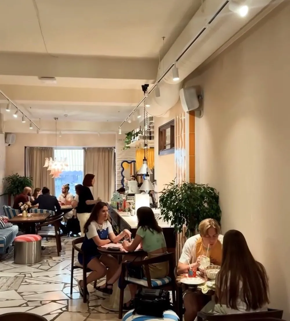 Світлий зал ресторану «Хвиляста. Pasta Bar»